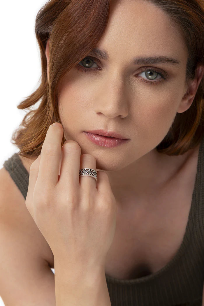FLOWER BAND RING